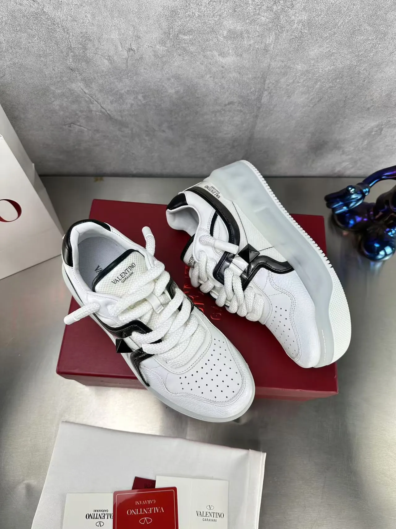 👟👟Ex-factory price 640👟👟 🔺Valentino🔺Valentino new casual shoes 2023 latest model hot style for catwalk couples, thick shoelaces, the same style as Elsa Hosk, Zhang Yixing, Guan Xiaotong and many other stars 🔥 Top version + lasting process, full oil edge on the upper. Fabric: Customized cowhide + cowhide lining with breathable mesh. Outsole: original molded TPU thickened outsole. Size for women is 35-40. Men’s size is 39-45.